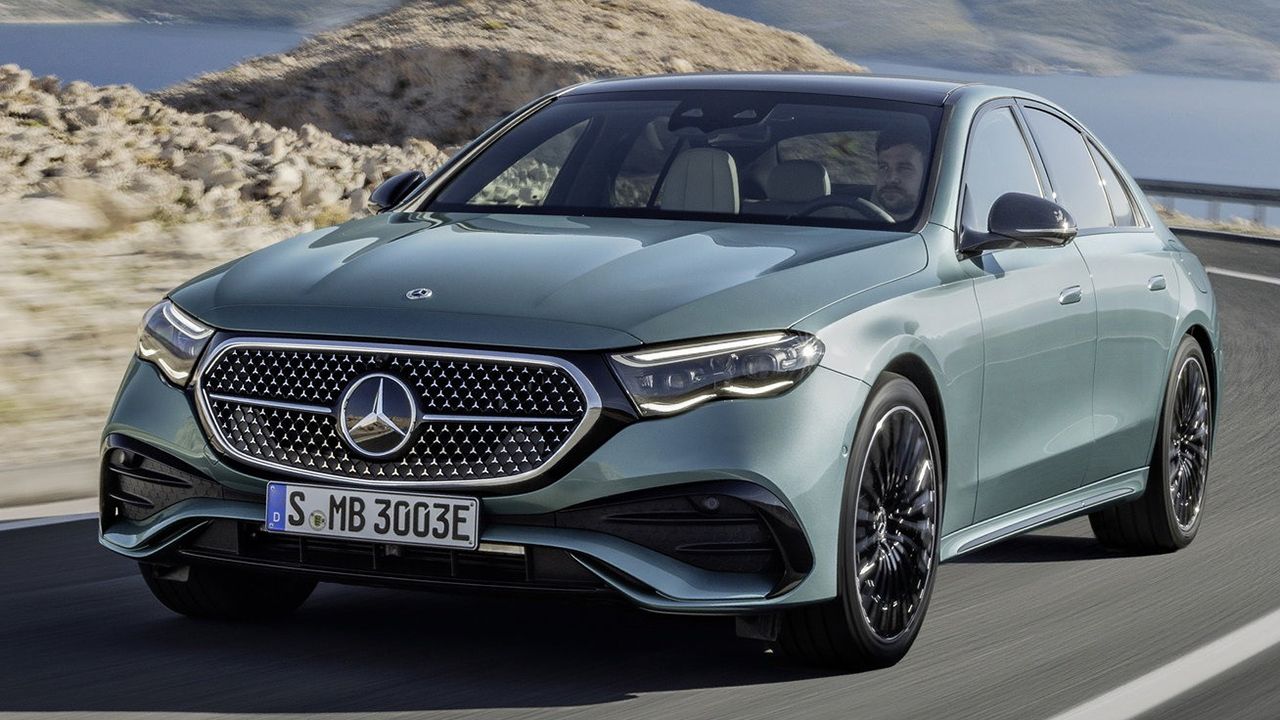 Desvelado el nuevo Mercedes Clase E, la berlina alemana estrena una generación electrificada y cargada de tecnología