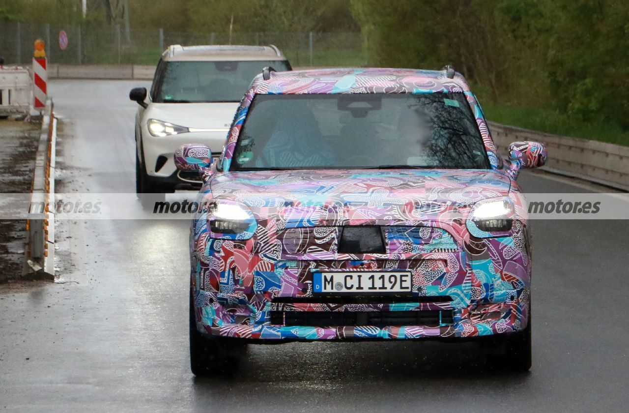 ¿Teme el nuevo MINI Countryman Eléctrico al smart #1? El SUV británico cazado en fotos espía junto a uno de sus más directos rivales