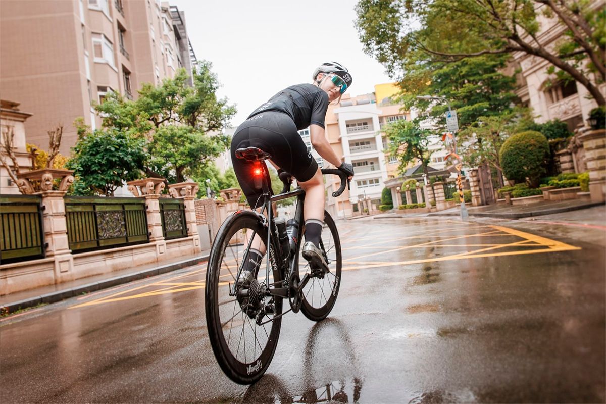 Este 3 en 1 incluye radar, luz trasera y luz de freno en un mismo dispositivo para tu bicicleta