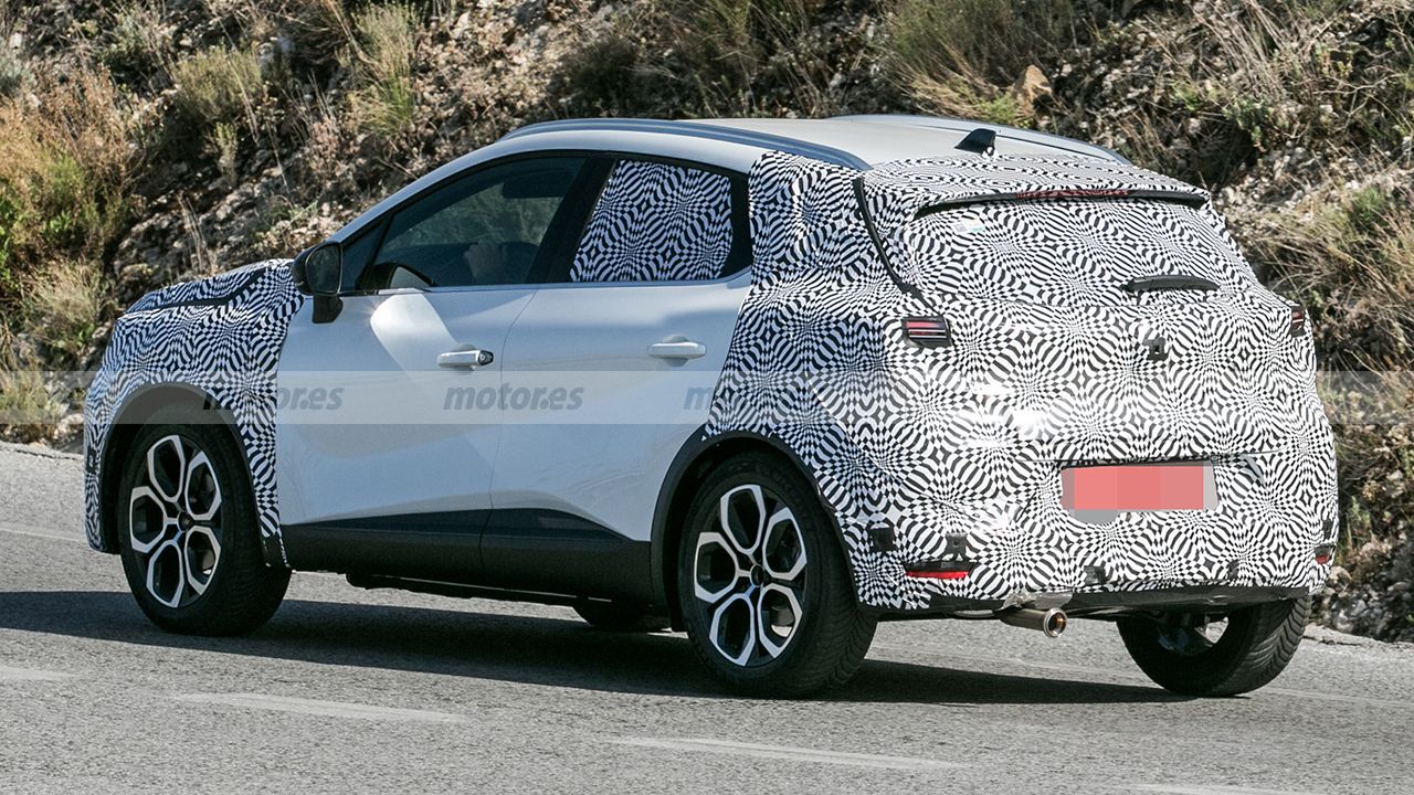 Renault Captur 2024 - foto espía posterior