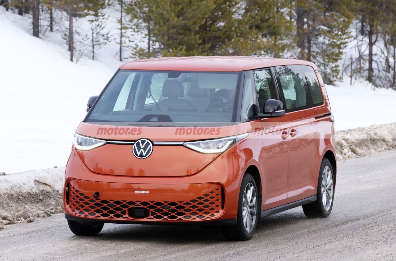 Fotos espía del Volkswagen ID. BUZZ LWB, la versión alargada del monovolumen eléctrico sigue en pruebas sin camuflaje