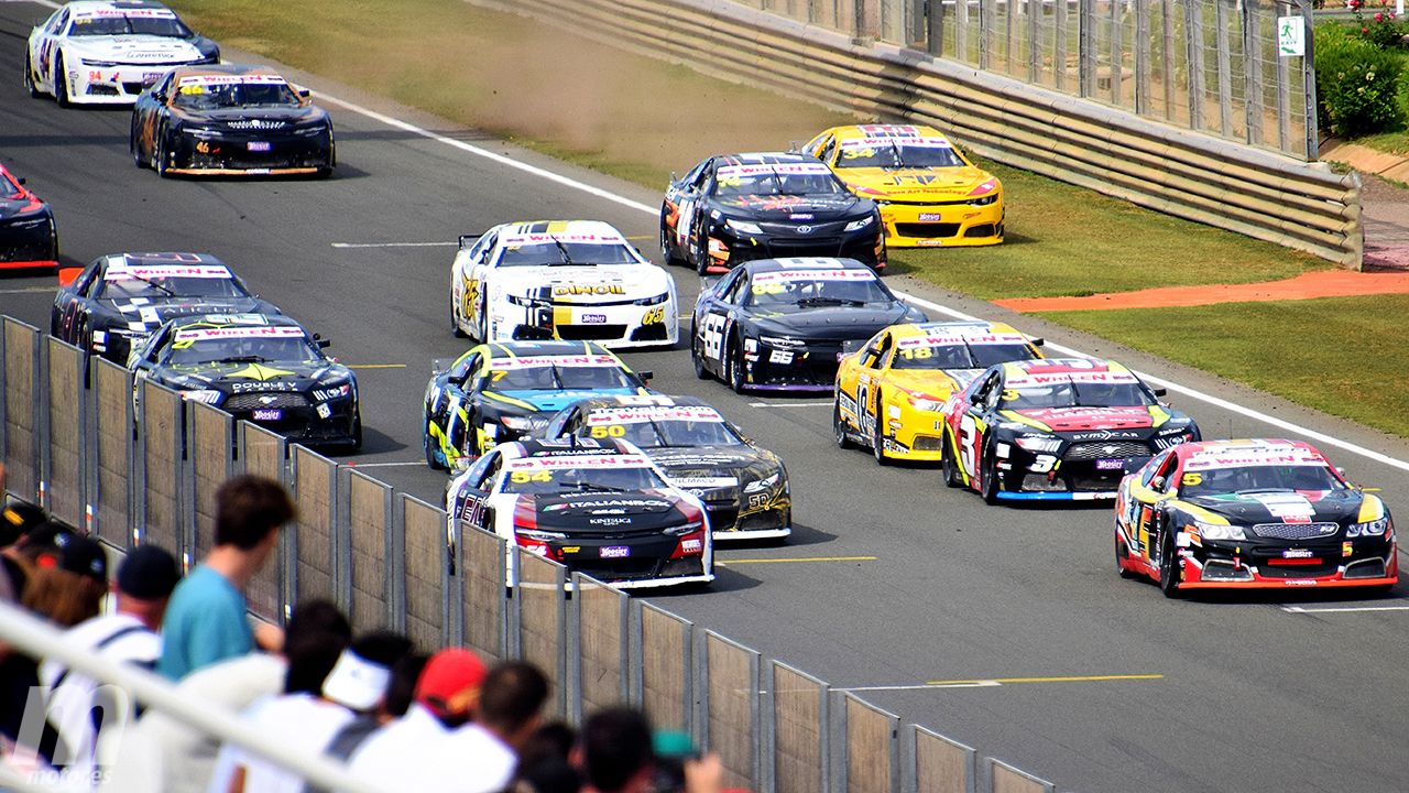 Un momento delicado de la salida en la EuroNASCAR 2023 en Valencia