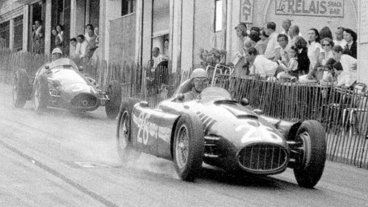 Alberto Ascari y Jean Behra frenan en la bajada de Mirabeau