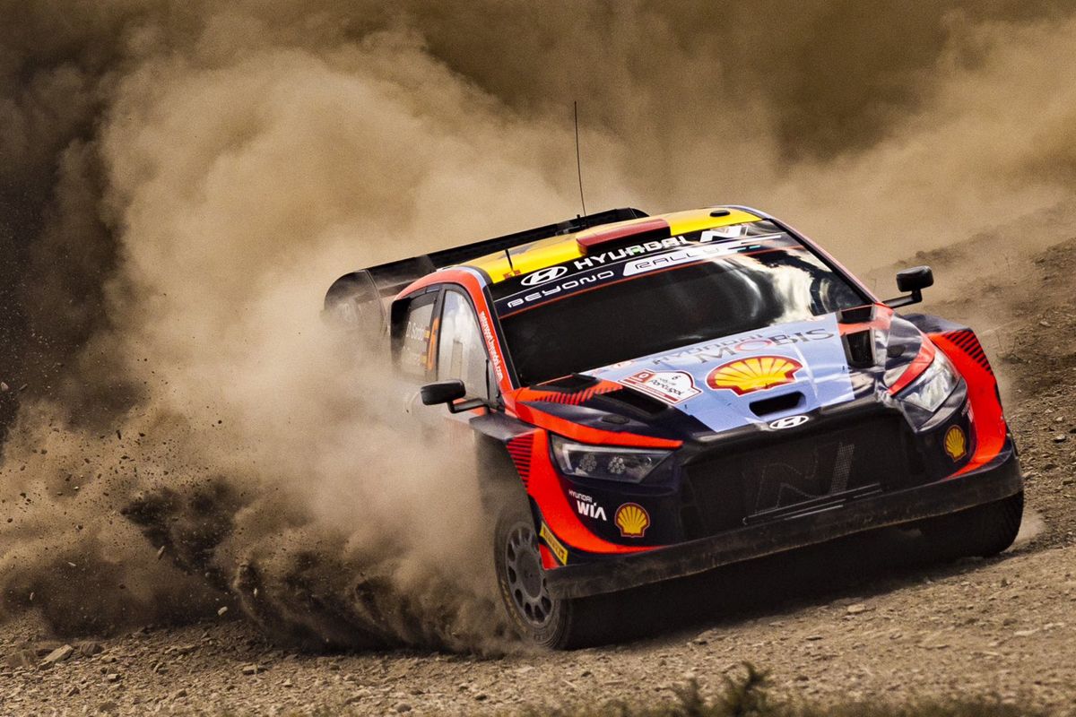 Kalle Rovanperä camina hacia la victoria en el Rally de Portugal entre los destellos de Dani Sordo