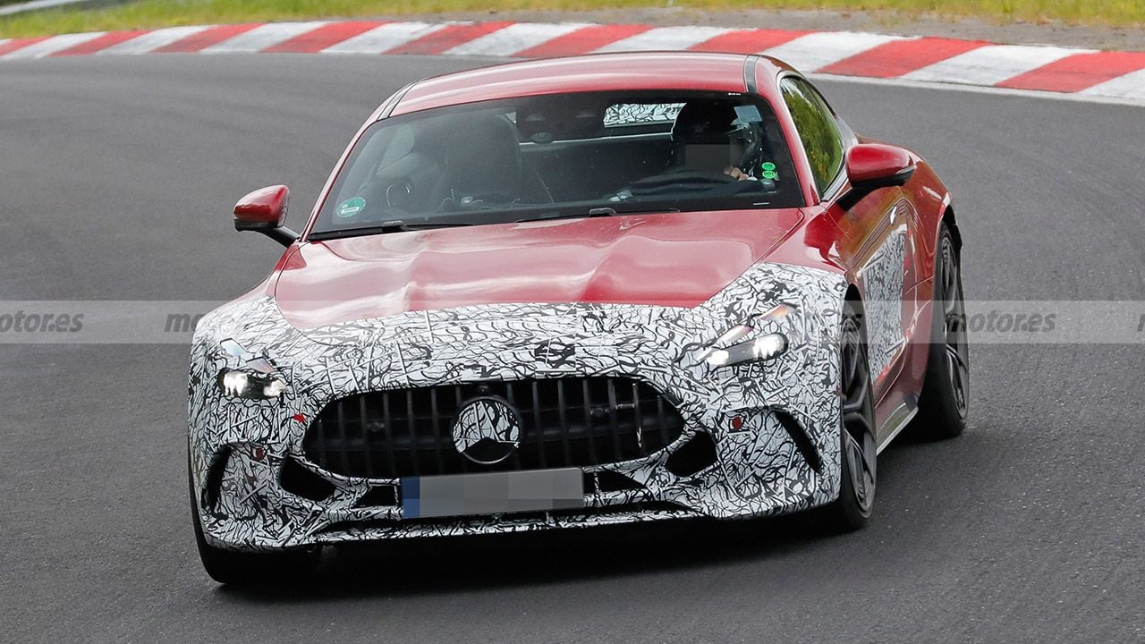 Mercedes-AMG GT 2024 - foto espía frontal