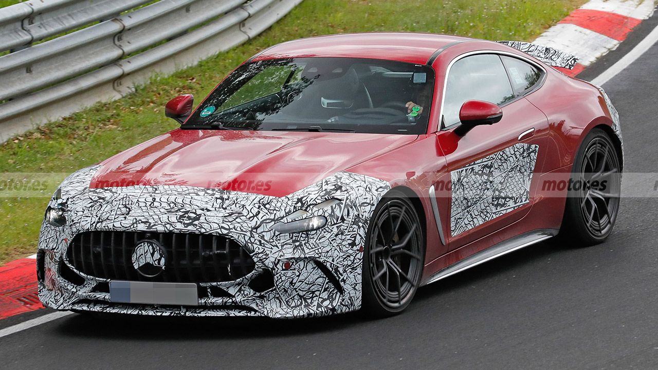 El nuevo Mercedes-AMG GT afronta el final de su desarrollo dejando a la vista más detalles gracias a la pérdida de camuflaje