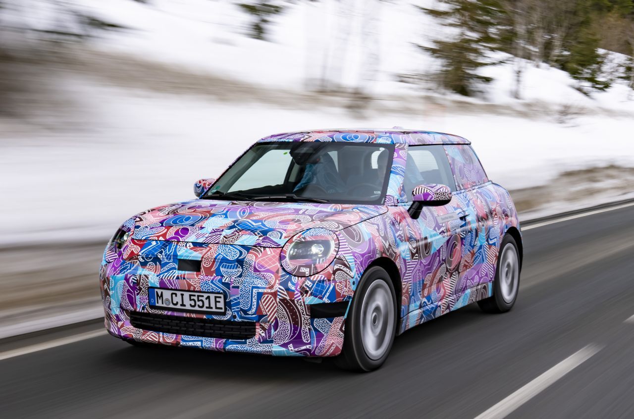 El nuevo MINI Cooper Eléctrico está listo para debutar, un utilitario retro más dinámico y con hasta 400 km de autonomía