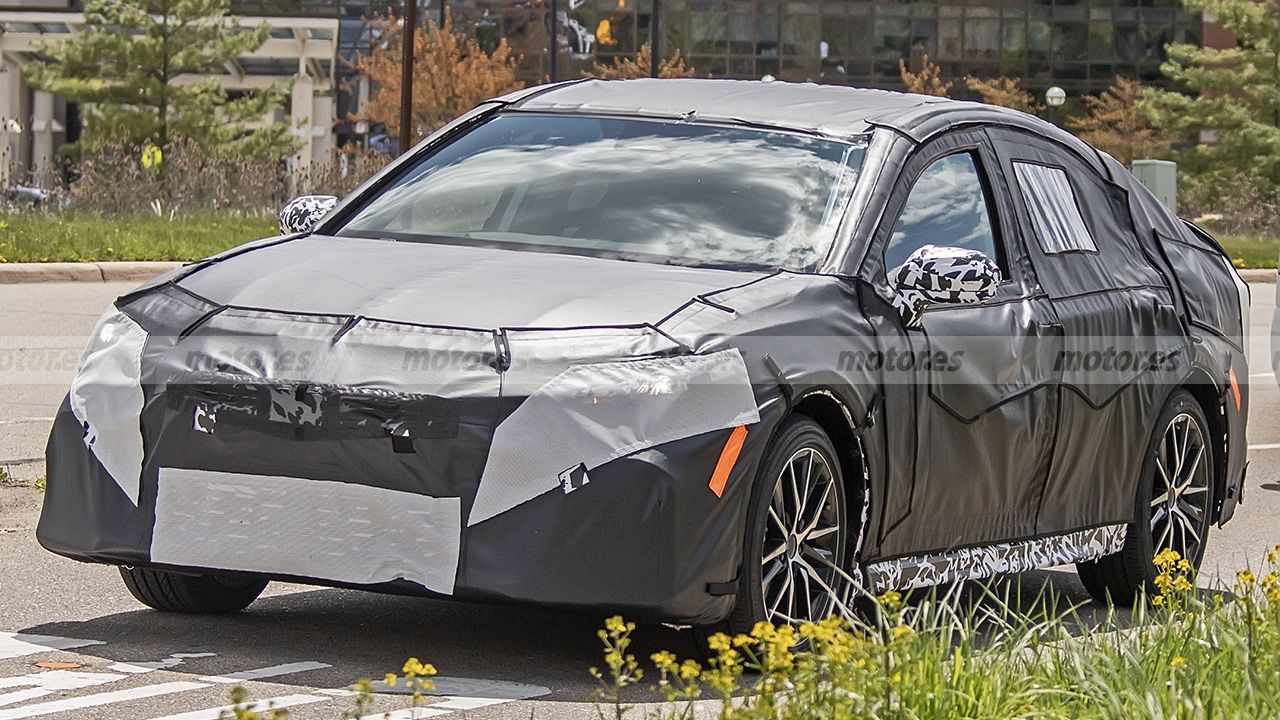 Las primeras fotos espía del nuevo Toyota Camry 2024 adelantan una gran renovación para el sedán híbrido japonés