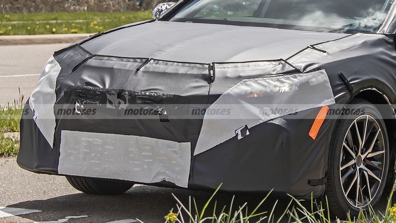 Toyota Camry 2024 - foto espía frontal