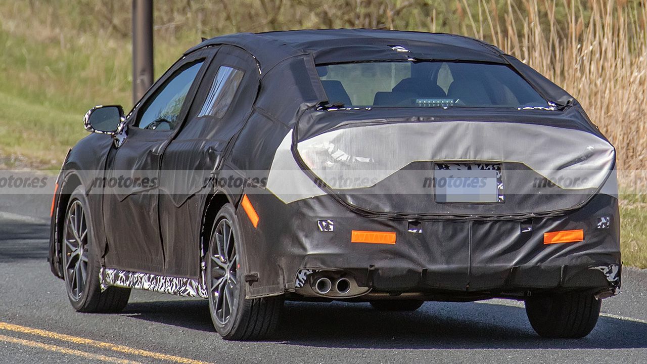 Toyota Camry 2024 - foto espía posterior