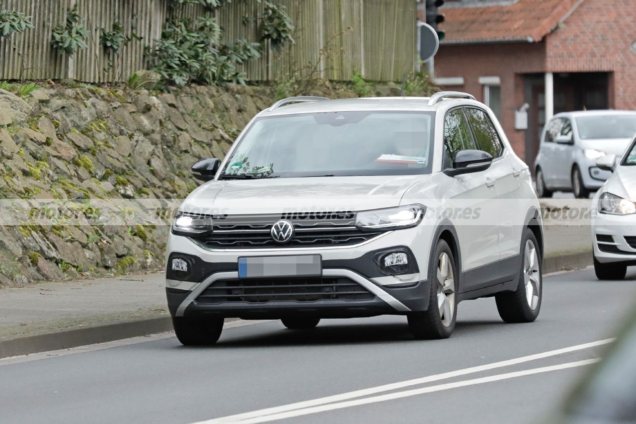 El Volkswagen T-Cross revela su look más atractivo en estas fotos espía, un importante facelift para el pequeño SUV que llegará en 2024