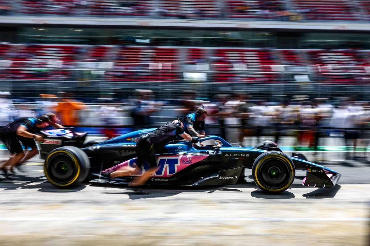 Alpine admite que pensaba que todo iba de fábula, pero Aston Martin y Fernando Alonso los han bajado de las nubes