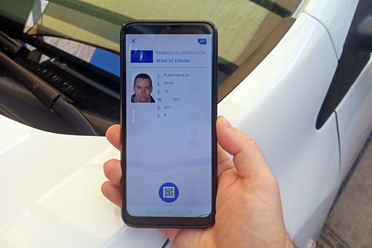 La App miDGT sustituye al carnet de conducir en España, ¿pero es válida en el extranjero?