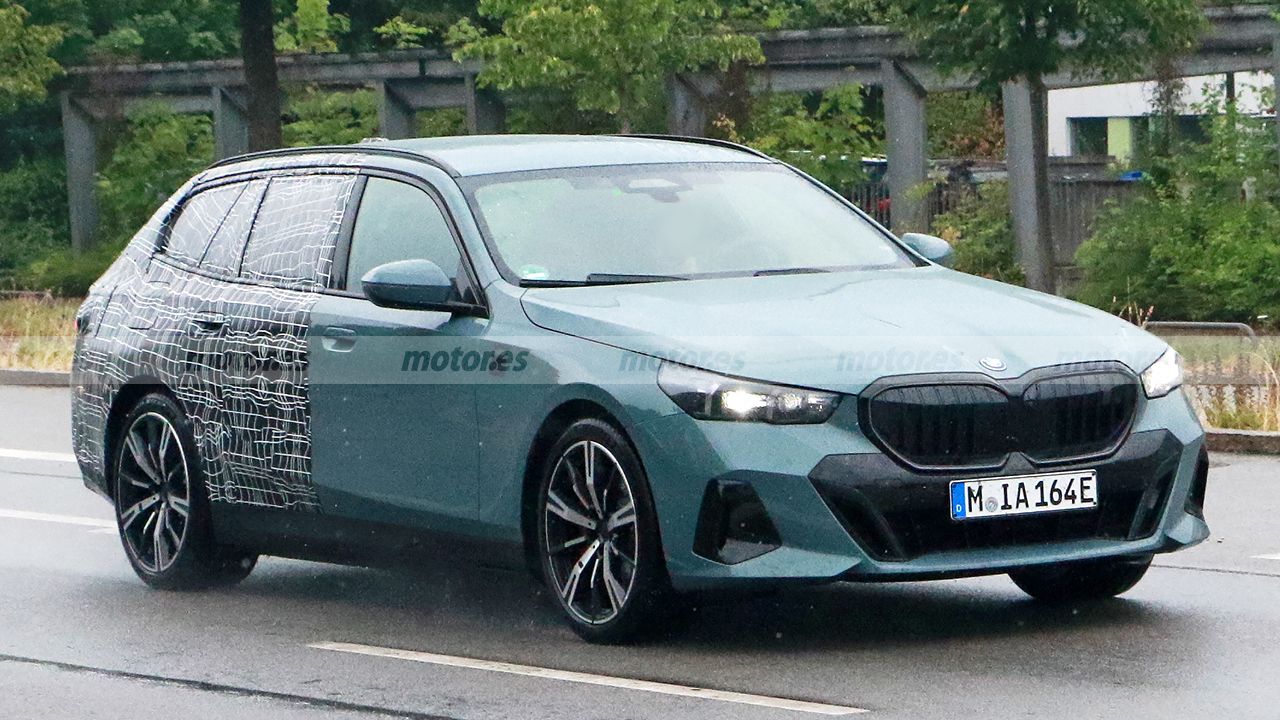 El nuevo BMW i5 Touring pierde la mayor parte de su camuflaje, se acerca la llegada del esperado eléctrico familiar