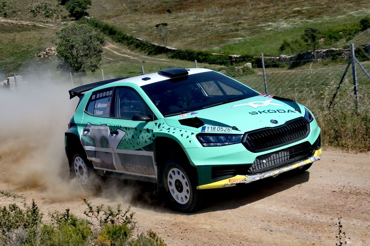 Cruce de caminos en la categoría WRC2 en el Rally de Italia-Cerdeña