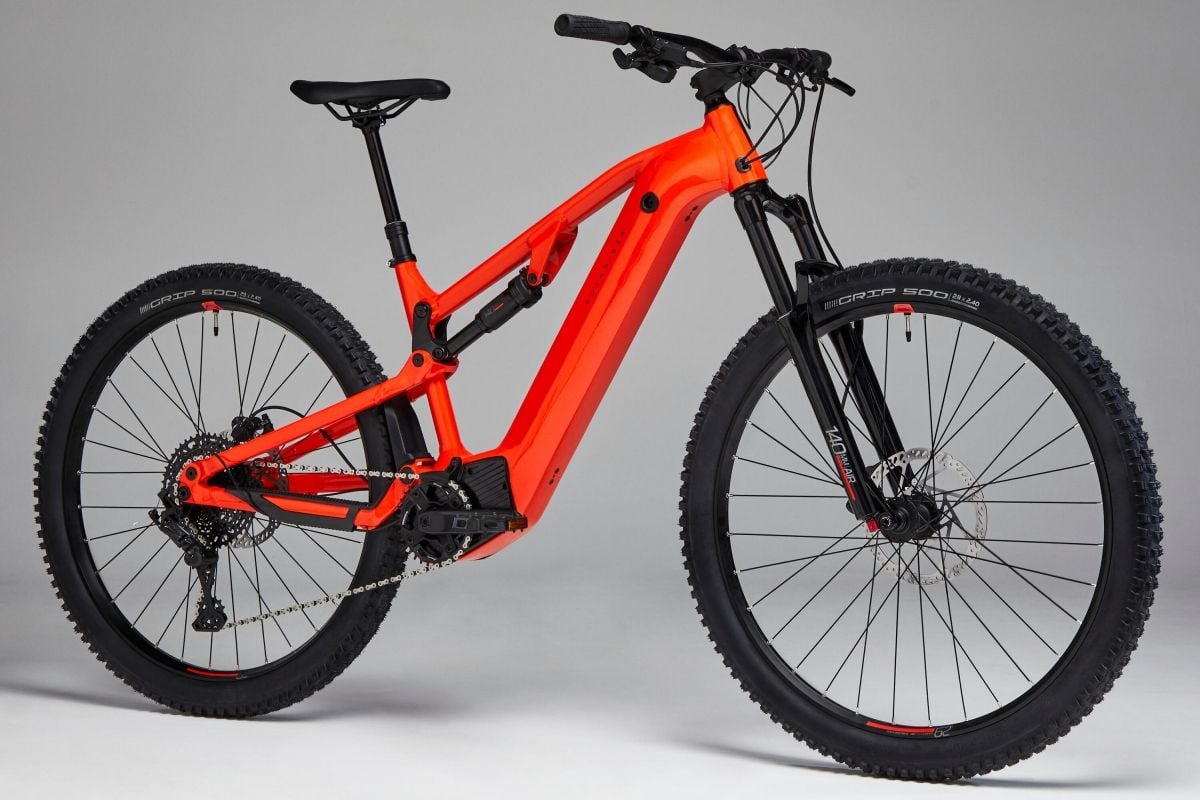 Decathlon pone a la venta tres nuevas eBikes de montaña: una hardtail barata y dos dobles de aluminio