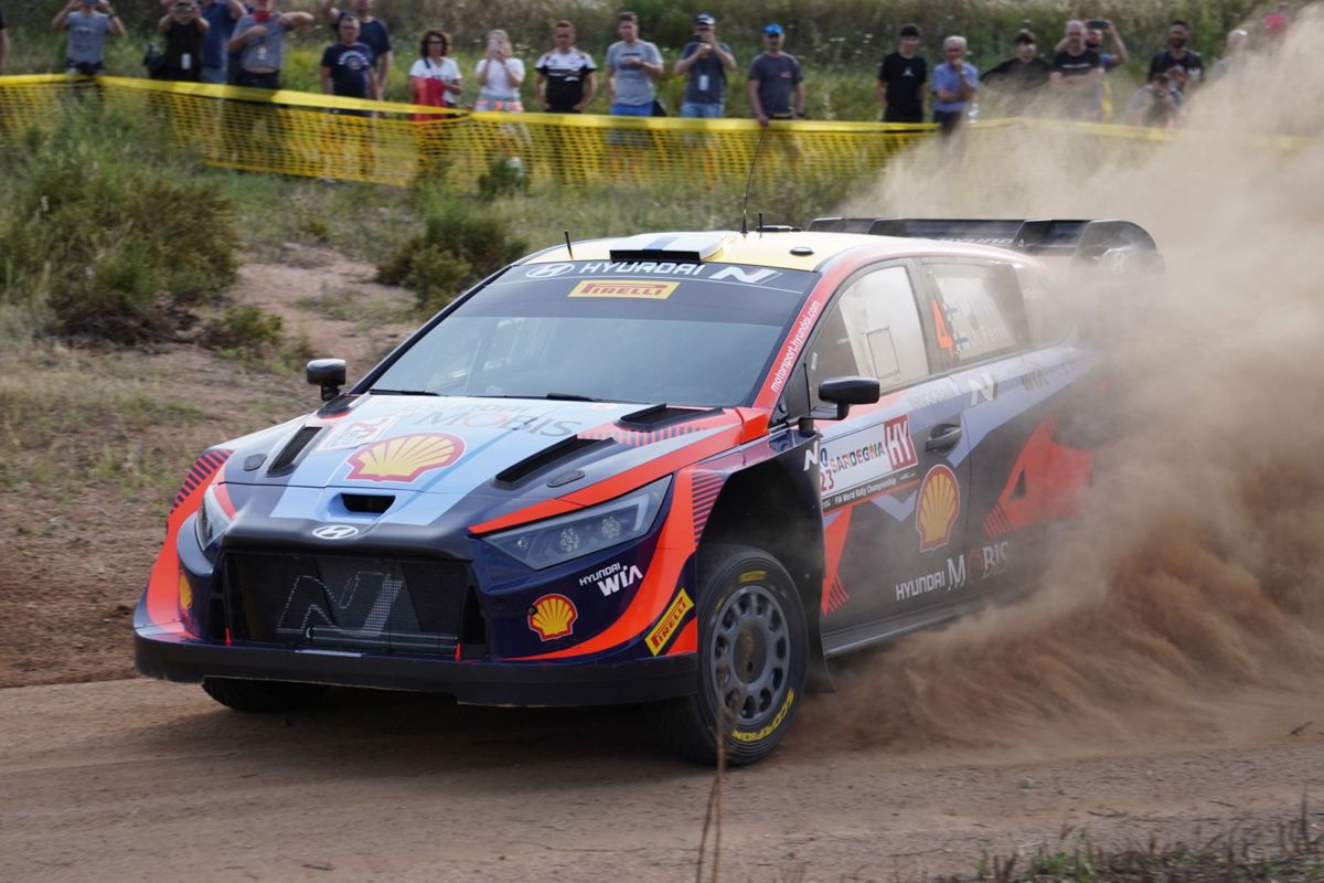 Esapekka Lappi cierra su brillante jueves como primer líder del Rally de Italia-Cerdeña