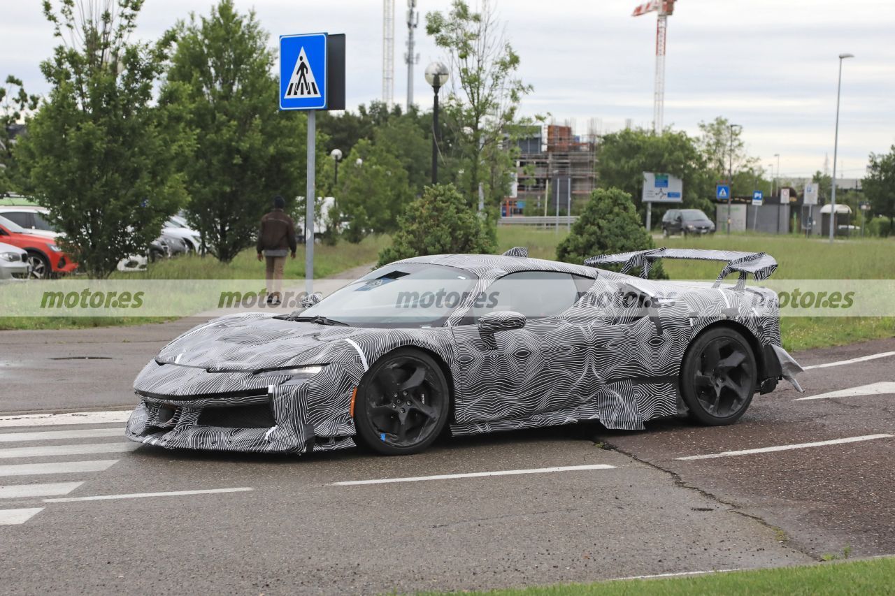 El salvaje Ferrari SF90 LM reaparece más destapado en Maranello, una versión de calle del hypercar con tecnología del 499P de Le Mans