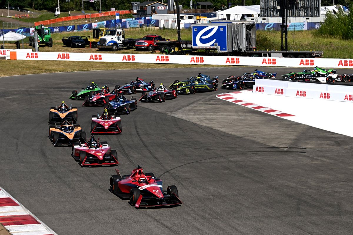 Jake Dennis se coloca líder de la Fórmula E tras el agitado ePrix de Portland