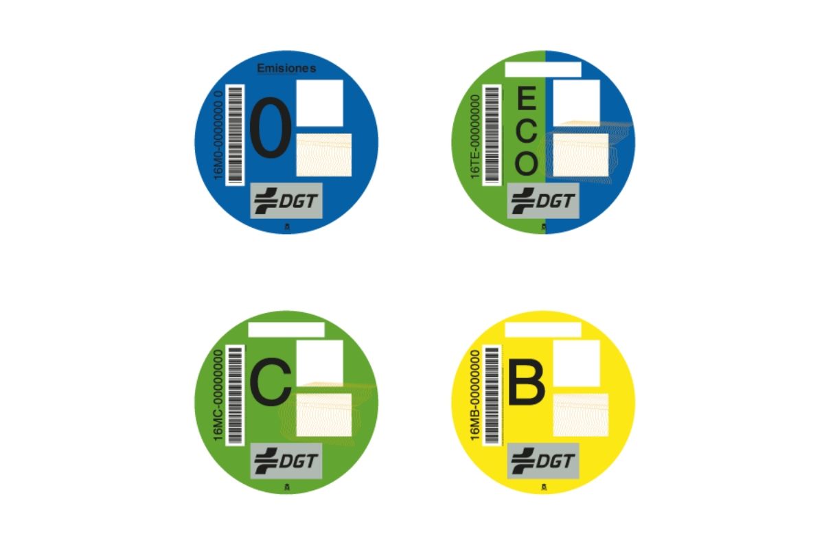 ¿Es obligatorio llevar la pegatina medioambiental de la DGT? ¿Hay multa?