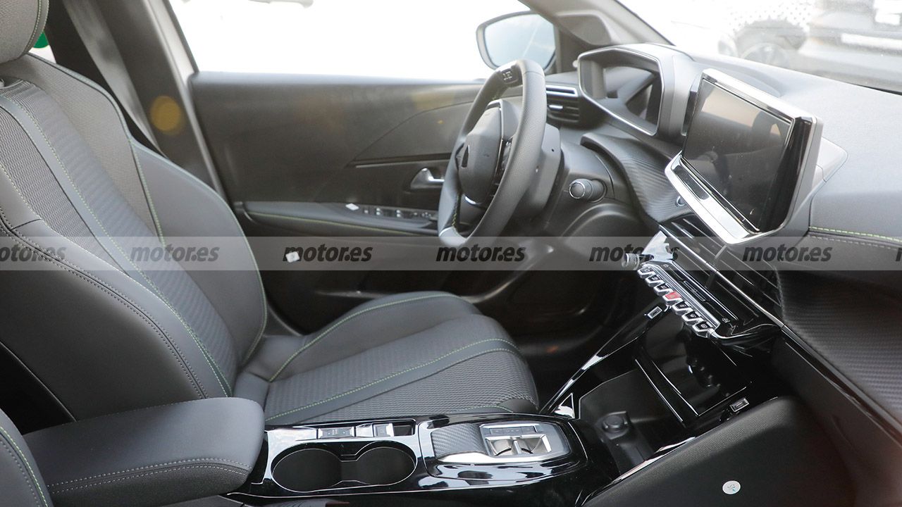 Peugeot e-208 2024 - foto espía interior