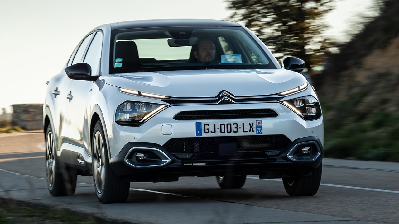 El nuevo Citroën ë-C4 X con más de 400 km de autonomía ya tiene precio en España, llega la versión de 115 kW y 54 kWh