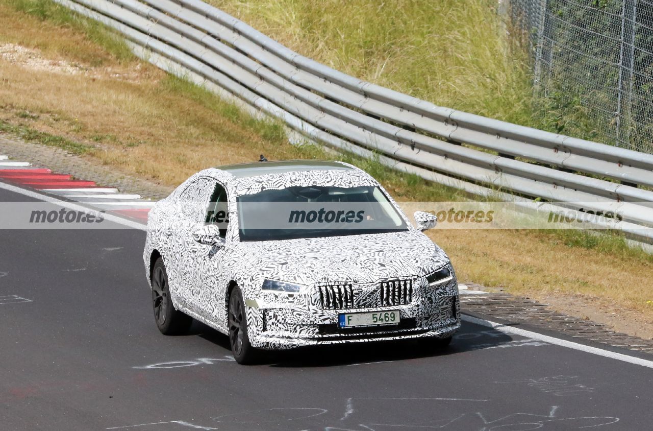 El nuevo Skoda Superb quema otra fase de su desarrollo, ahora se enfrenta a unas exigentes pruebas en el trazado de Nürburgring