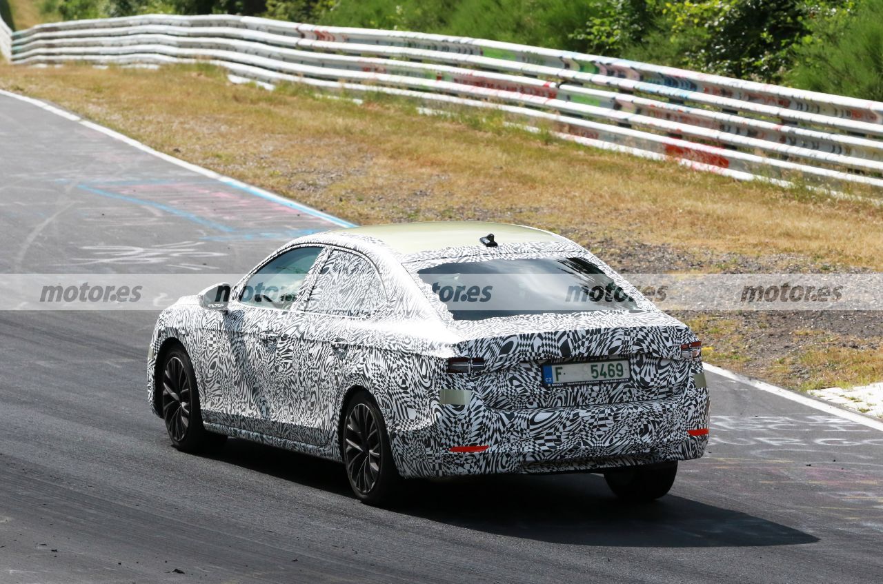 Fotos espía Skoda Superb 2024 en Nürburgring