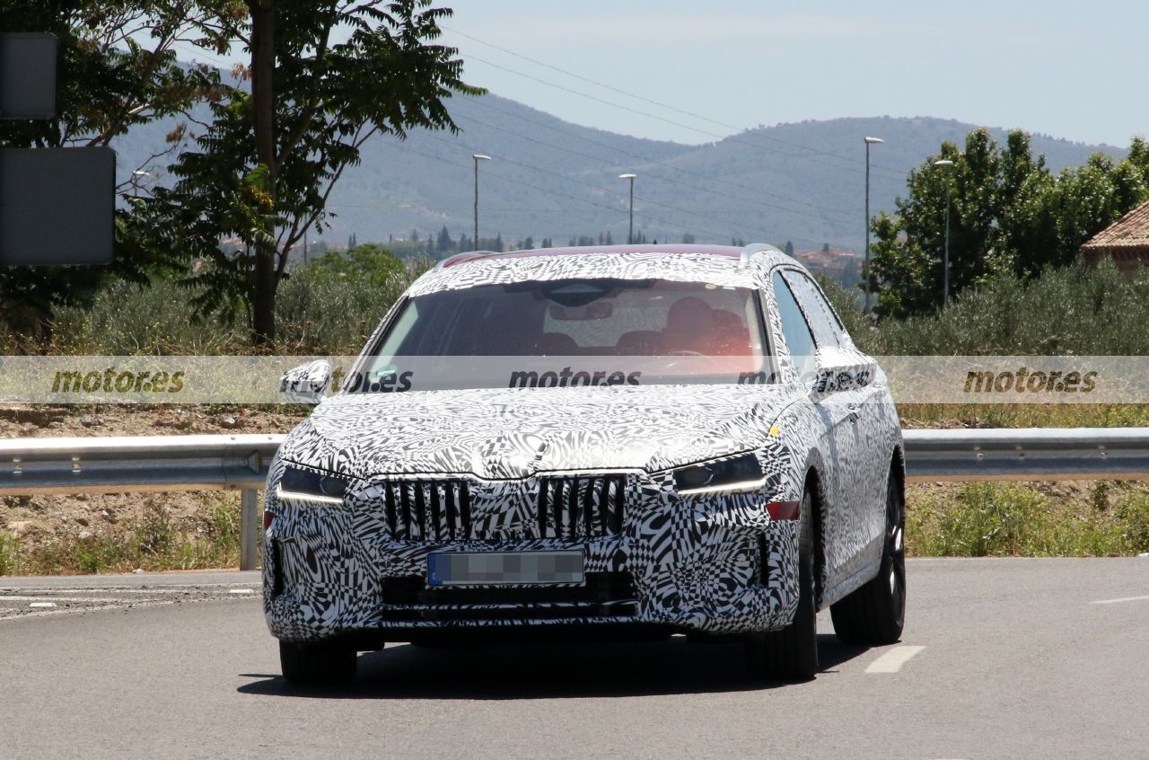 El desarrollo del nuevo Skoda Superb Combi 2023 da un nuevo paso, empieza sus pruebas de calor en el sur de Europa