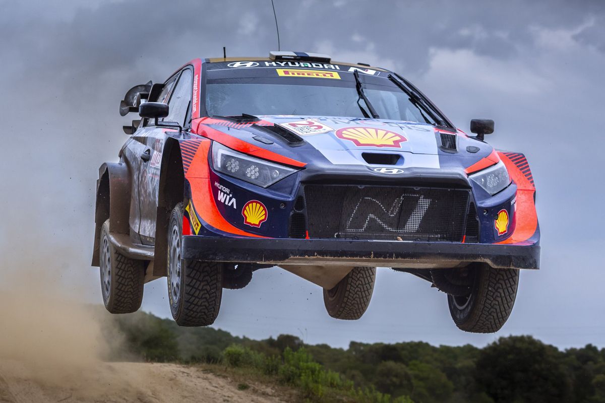 Thierry Neuville lidera el Rally de Italia-Cerdeña tras el fallo que humaniza a Sébastien Ogier