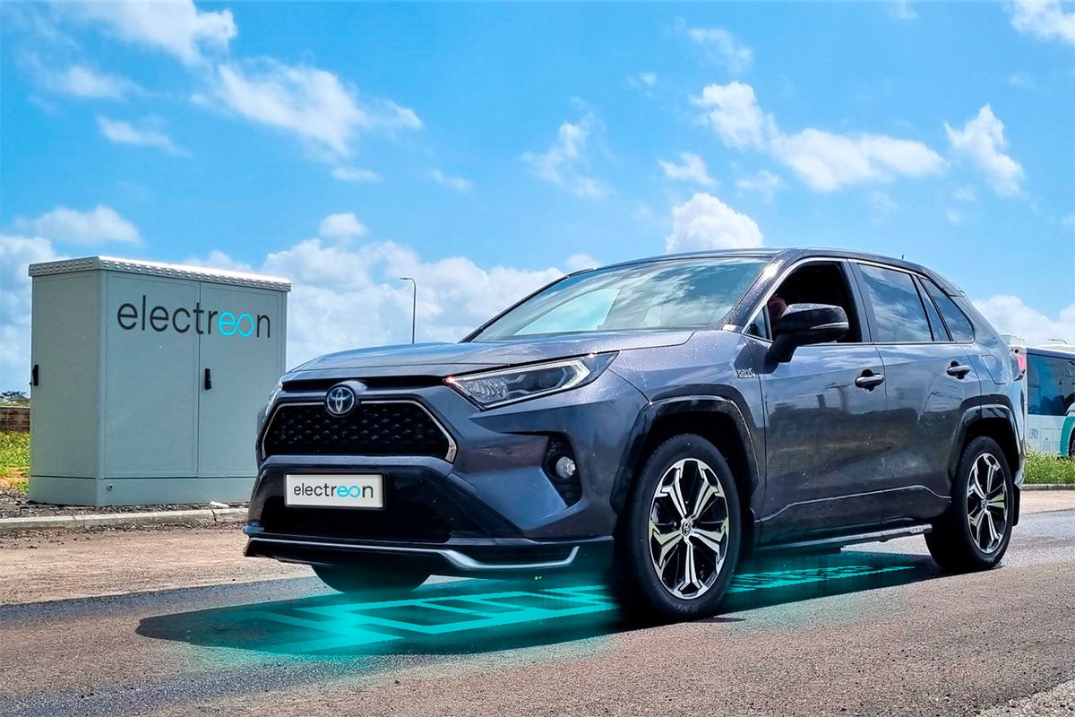 El Toyota RAV4 PHEV bate un impresionante récord de autonomía, casi 2.000 km sin repostar ni recargar su batería