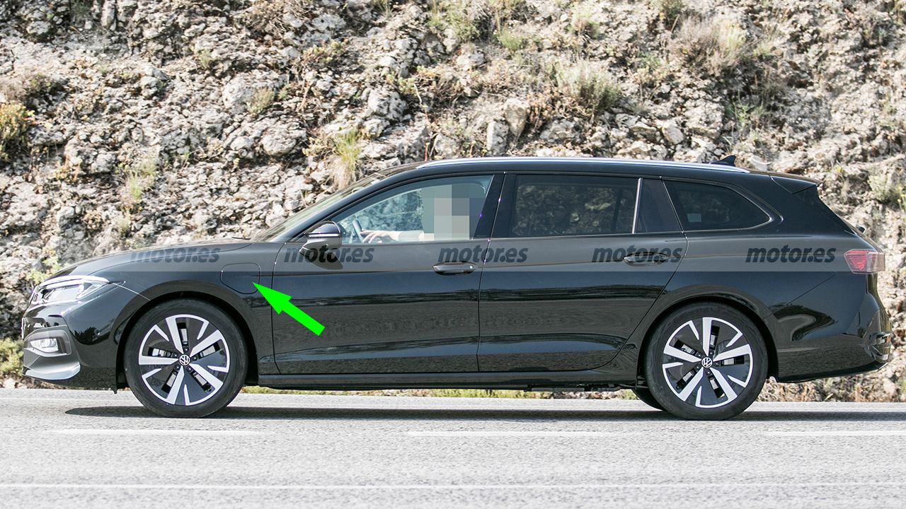 Volkswagen Passat Variant eHybrid 2024 - foto espía lateral