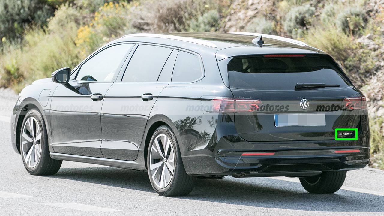 Volkswagen Passat Variant eHybrid 2024 - foto espía posterior