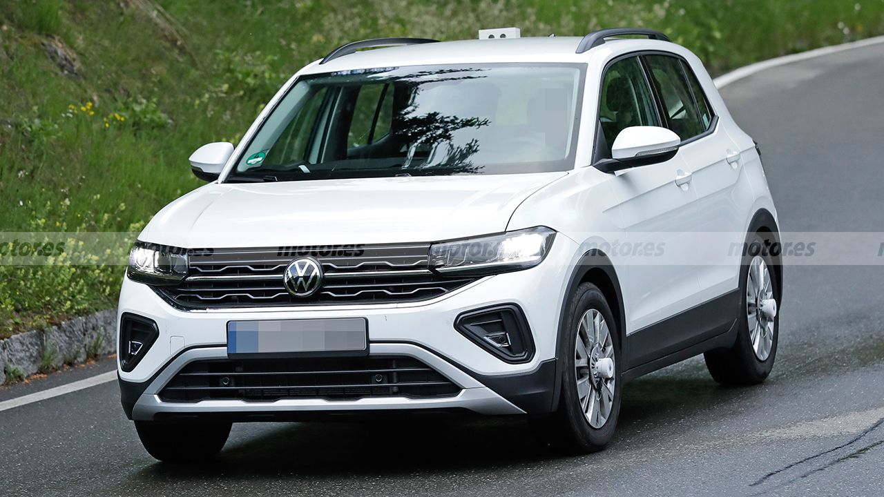 Cazado el nuevo Volkswagen T-Cross 2024 con su rediseñado frontal al descubierto