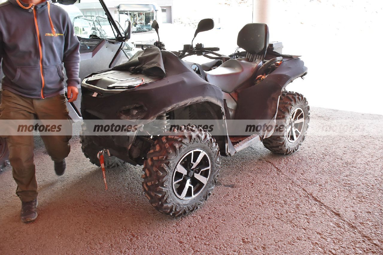 ¿Un nuevo Can-Am Outlander en camino? El fabricante de quads sorprendido en Europa con un misterioso prototipo camuflado