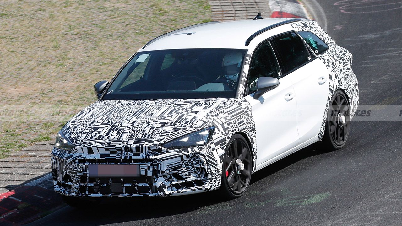 El nuevo CUPRA León 2024 pierde camuflaje a su paso por Nürburgring y quedan al descubierto más novedades