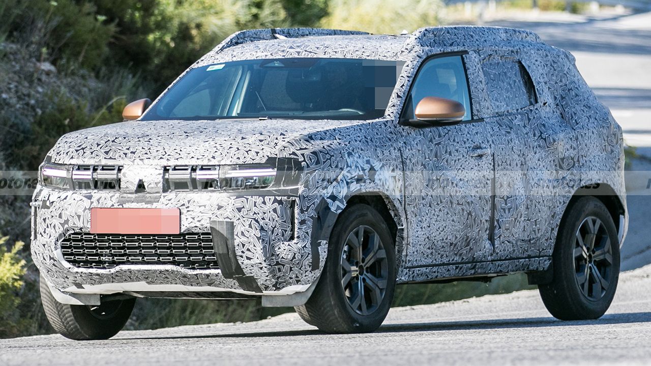 El Dacia Duster 2024 pierde camuflaje en estas fotos espía y nuevos detalles del SUV barato de nueva generación quedan al descubierto