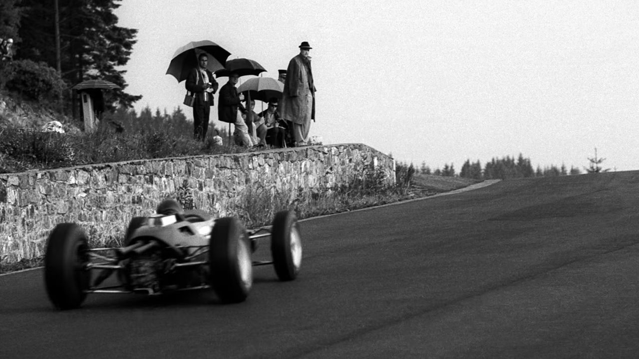 Jim Clark afronta la cima de la subida en 1963