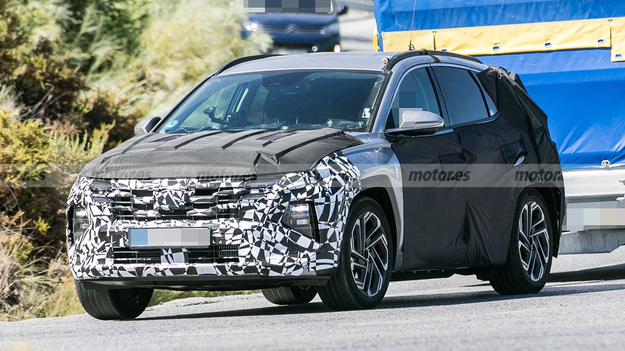 El nuevo Hyundai Tucson 2024 cazado con menos camuflaje, la renovación del SUV coreano está a la vuelta de la esquina