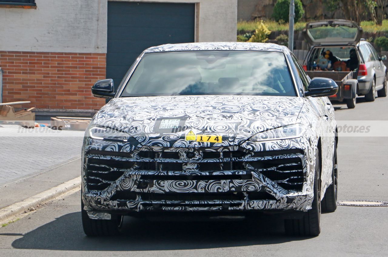 El nuevo Lamborghini Urus PHEV revela su interior completamente al desnudo en unas nuevas pruebas y fotos espía