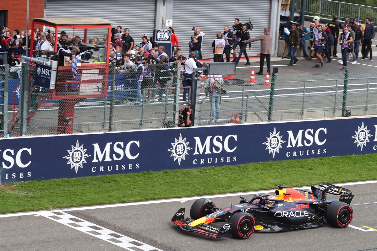 Max Verstappen necesita sólo 17 vueltas para remontar en Spa, Fernando Alonso acaba quinto