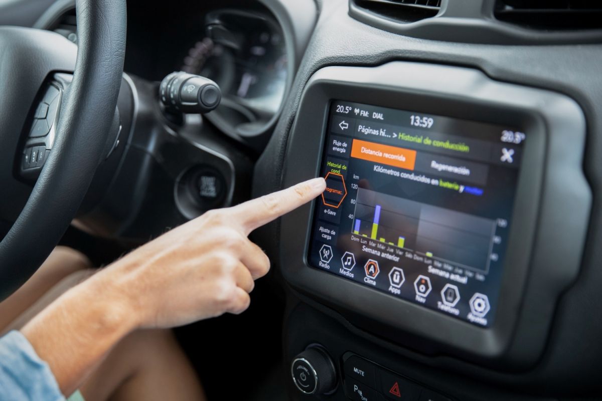 ¿Te pueden multar por tocar la pantalla del coche mientras conduces? Qué dice la ley y cuál es la multa