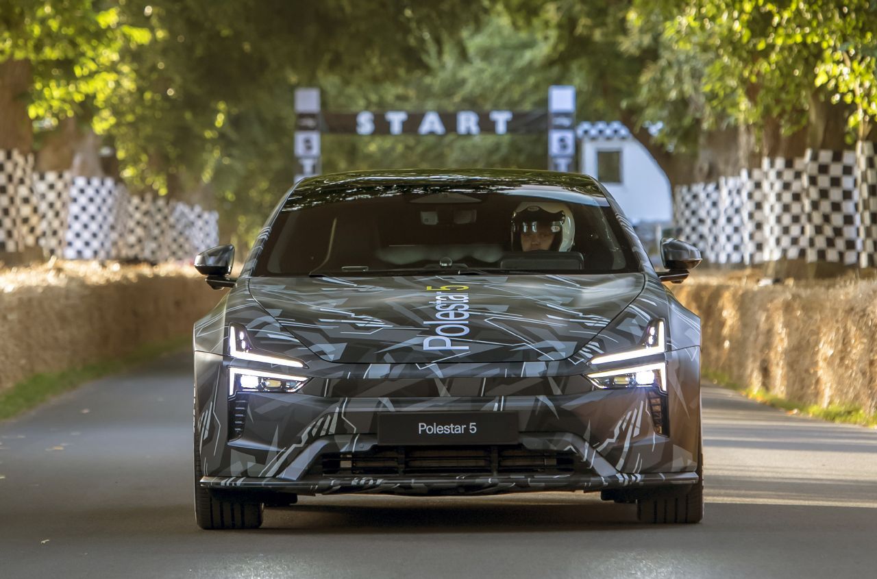 El nuevo Polestar 5 revela su diseño de producción en el estreno inaugurar del Festival de Goodwood, el rival sueco del Taycan se acerca