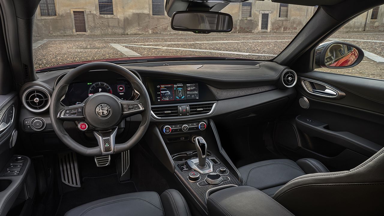 Alfa Romeo Giulia Quadrifoglio - interior