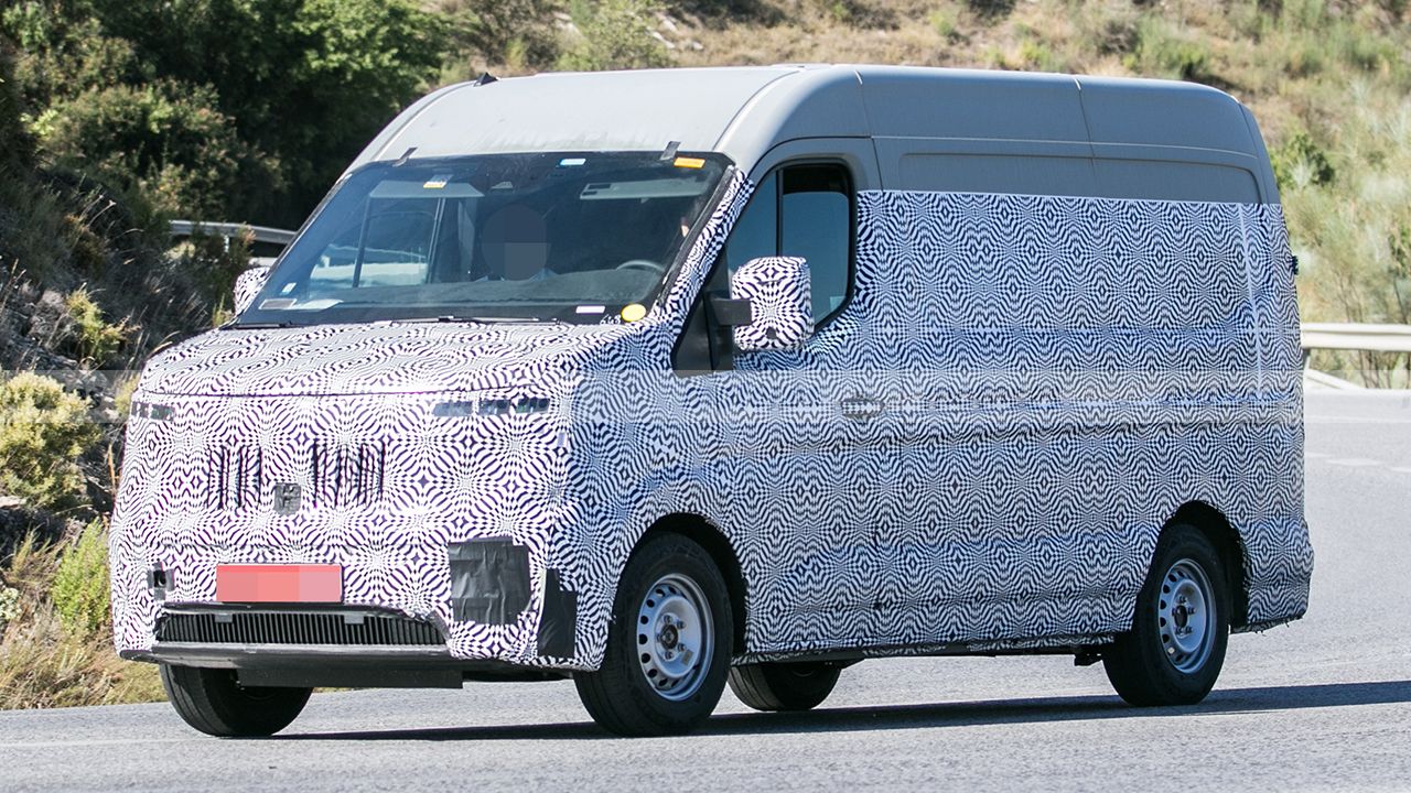 Más de 200 km de autonomía y mucha conectividad, el nuevo Renault Master E-Tech Eléctrico 2024 al detalle en estas fotos espía