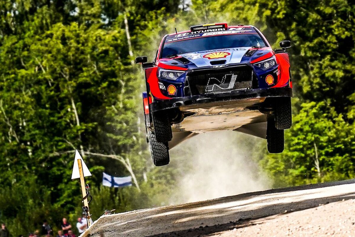 Thierry Neuville se coloca líder del Rally de Estonia mientras Ott Tänak acumula scratchs