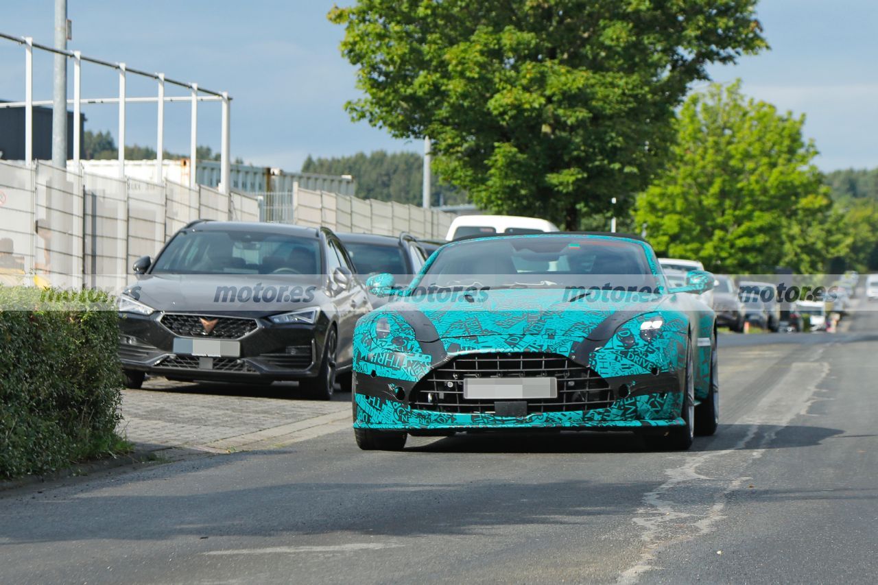 El revisado Aston Martin Vantage Roadster 2024 reaparece, el deportivo descapotable es cazado a las puertas de AMR