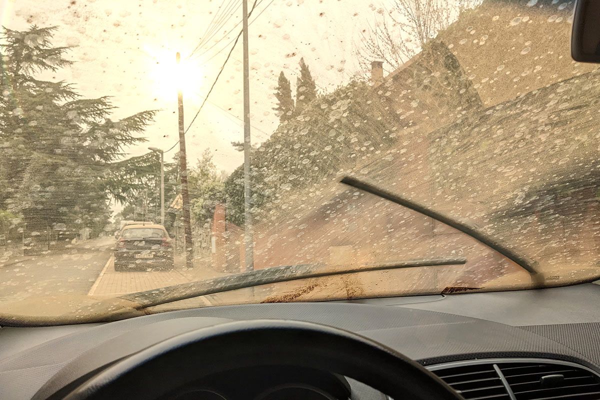 Cómo mantener bien el parabrisas y los cristales del coche durante el verano