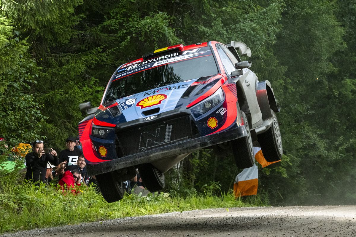 Elfyn Evans estira su liderato en el Rally de Finlandia, Takamoto Katsuta se complica la vida