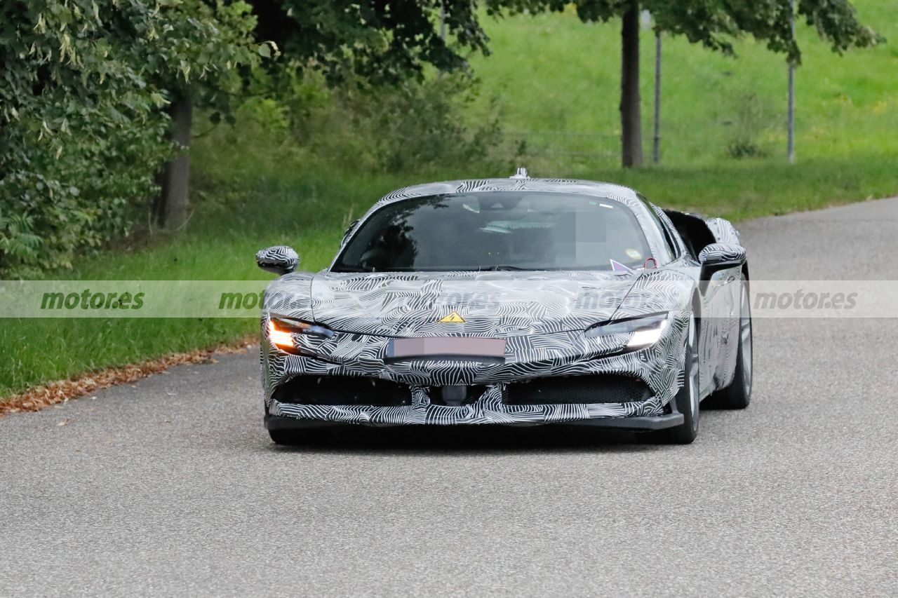 La mula del sucesor del Ferrari SF90 Stradale, que llegará en 2025, cazado en sus primeras pruebas y fotos espía